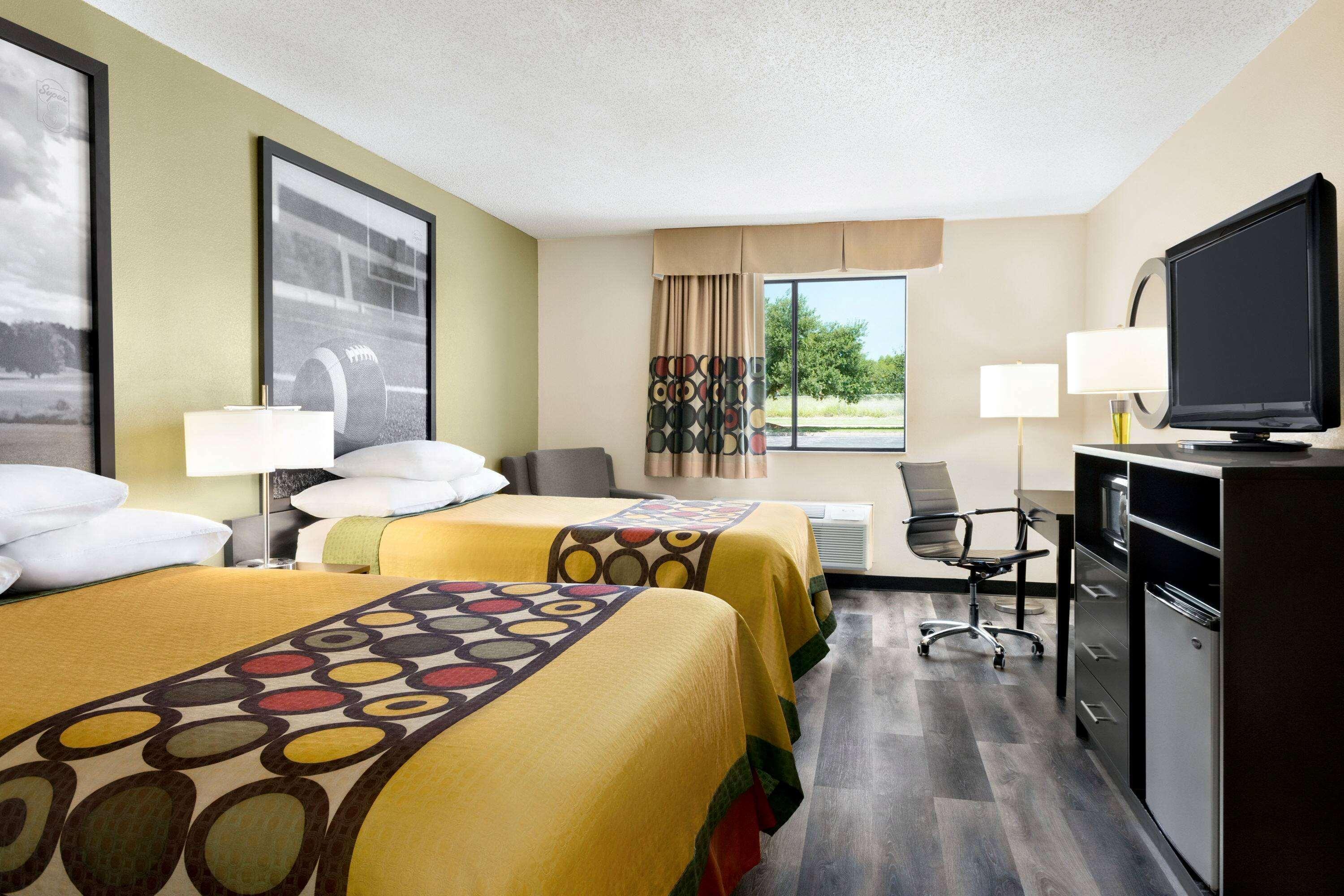Hotel Super 8 By Wyndham Clinton Exterior foto
