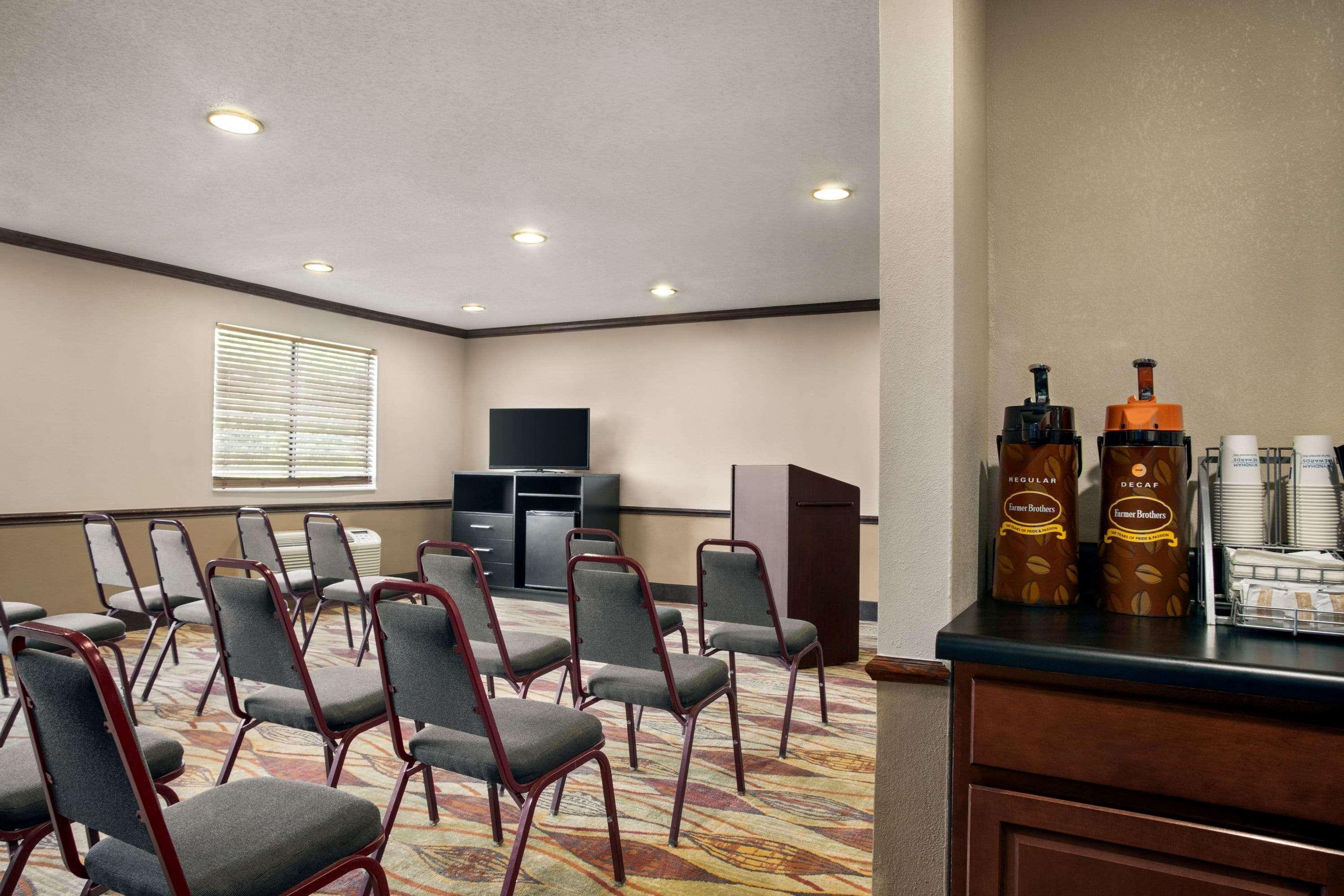 Hotel Super 8 By Wyndham Clinton Exterior foto